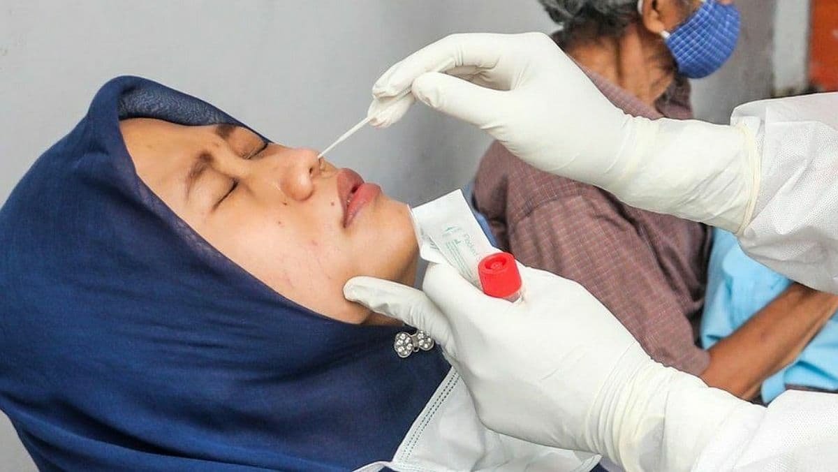 В Індонезії співробітники фармацевтичної компанії мили й перепродували використані набори для COVID-тестування