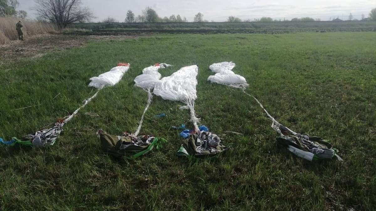 У кордонів України з РФ військові знайшли сумки з парашутами