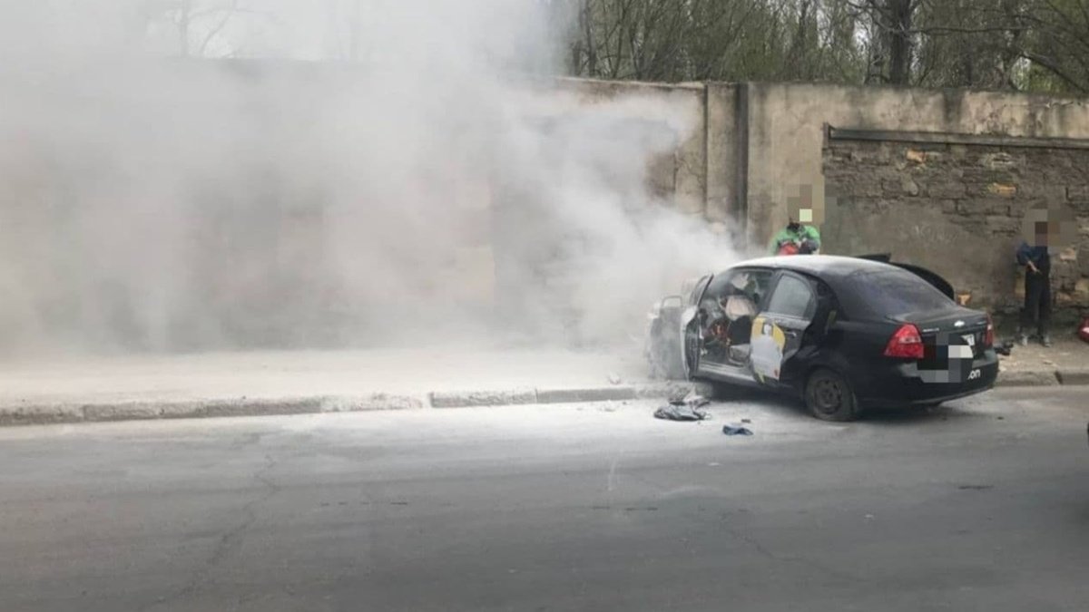В Одесі таксі Uklon влетіло в бетонну стіну й загорілося: водій загинув, пасажирку забрали в лікарню