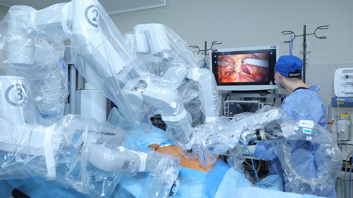 Передовые технологии в Medical Plaza: как робот Da Vinci помогает хирургам проводить операции