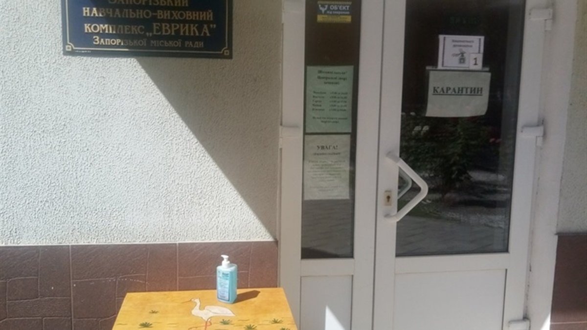 В Запорожье 4-летний ребенок выпал из окна детсада: уволят директора, воспитательницу и её помощницу