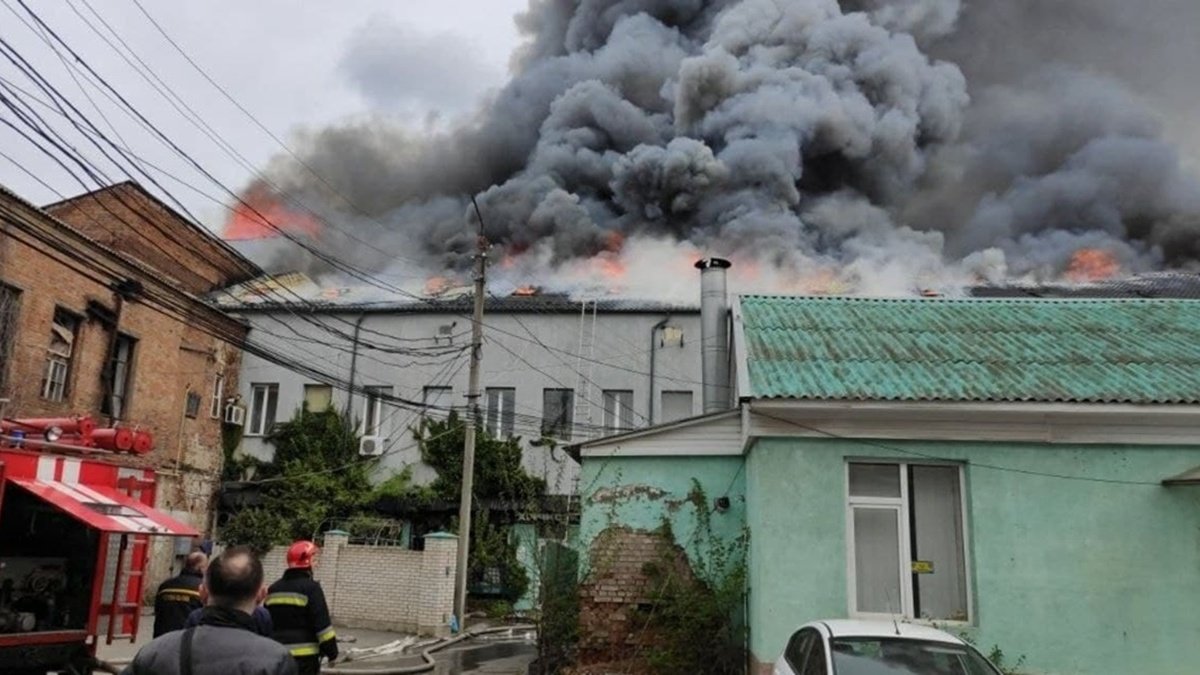 В Виннице горит офисный центр: есть погибший