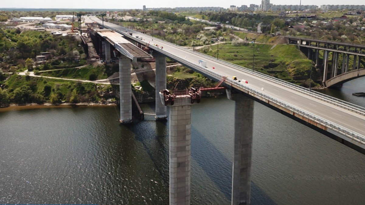 У Запоріжжі під час будівництва мостів пошкодили кран Zakhariy, проте роботи не зупиняються