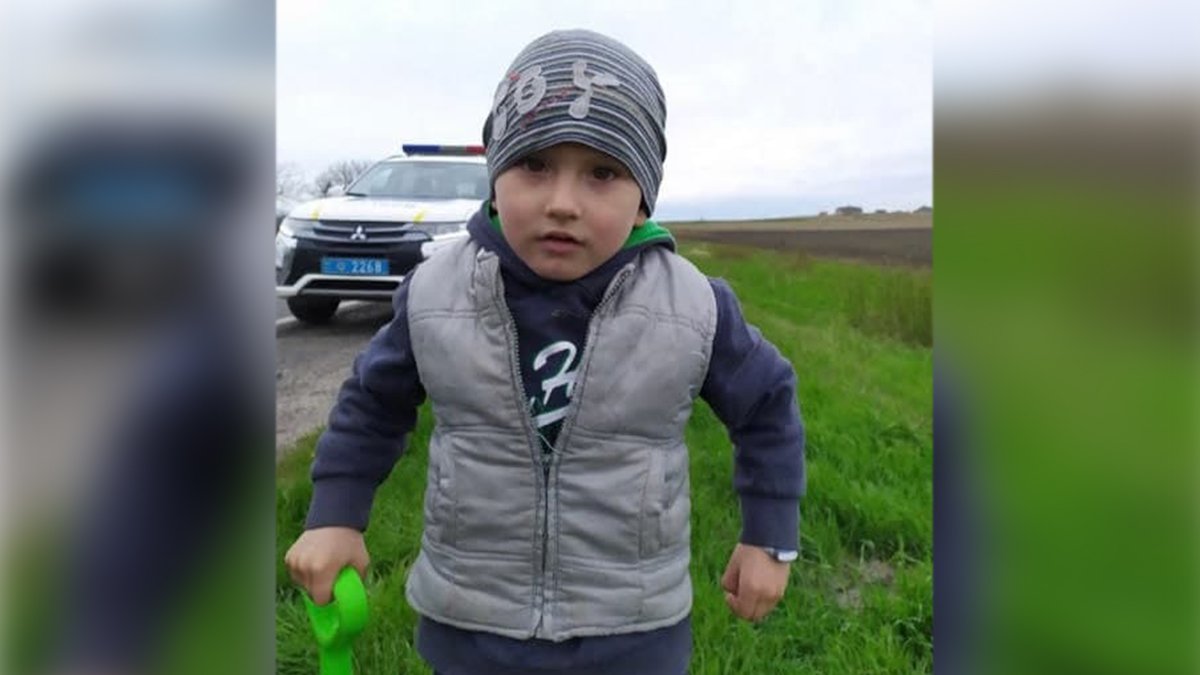 Полицейские ищут родителей маленького мальчика. Его нашли возле дороги между посёлками во Львовской области
