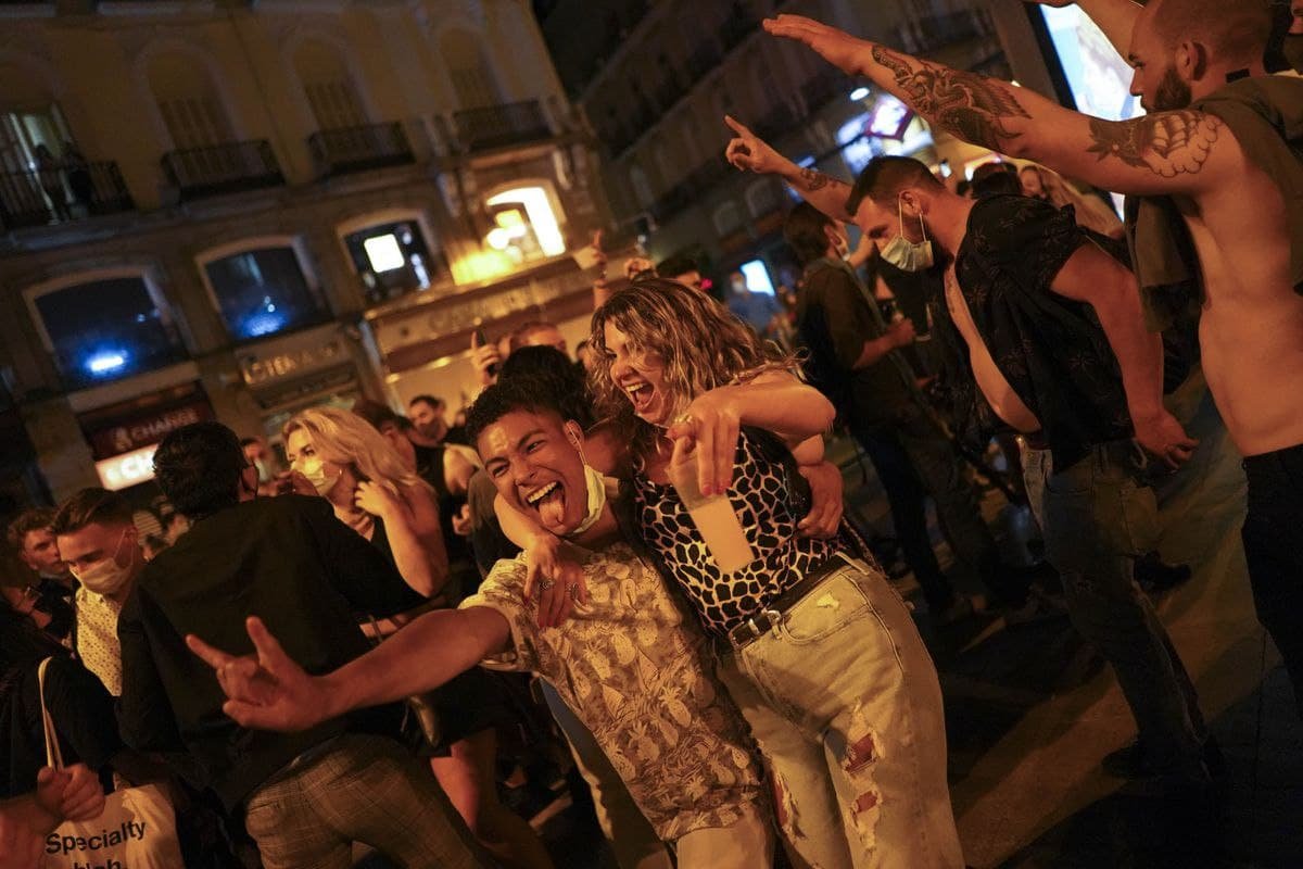 В Испании отметили первую ночь без карантинных ограничений массовыми вечеринками на улицах