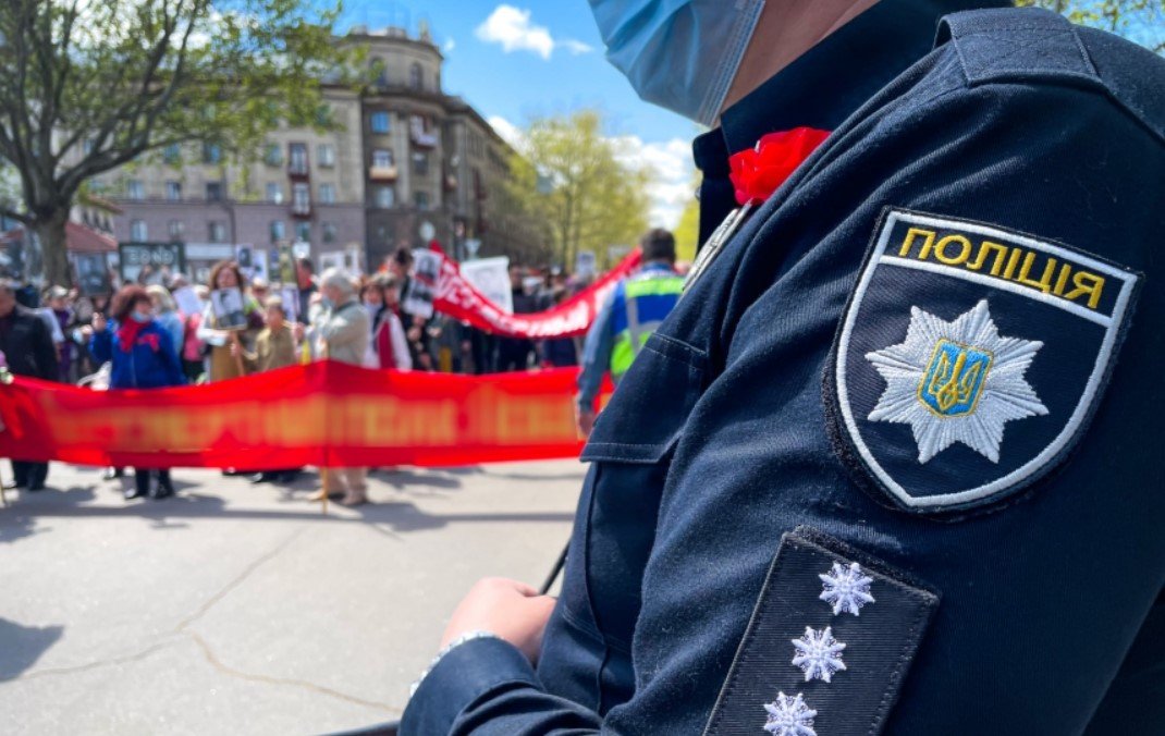 В Очакові сталася сутичка між поліцією та учасниками заходів до 9 травня через прапор