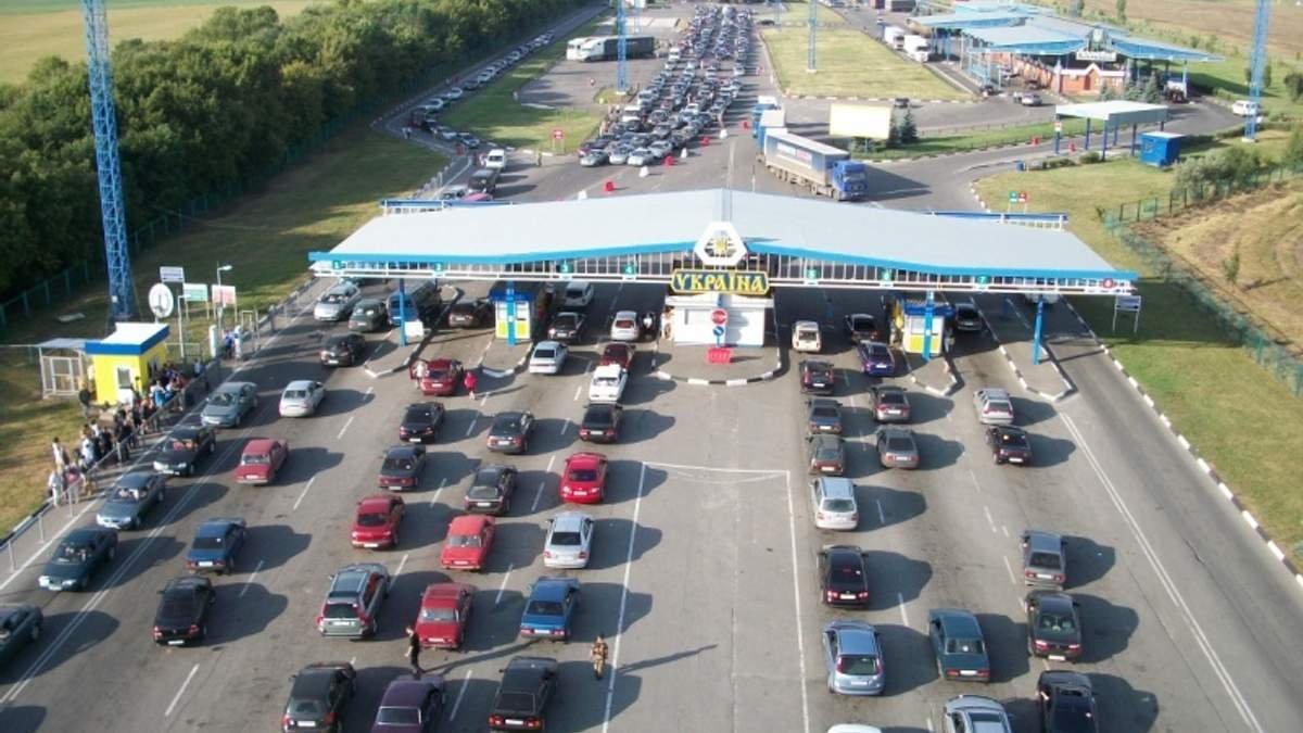 На границе Украины и стран ЕС образовалась очередь из сотен авто