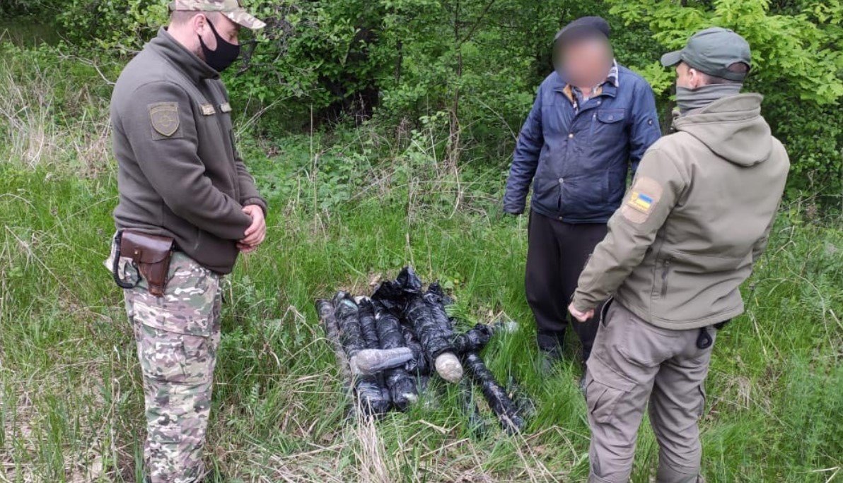 В Луганской области задержали двух «фехтовальщиков», гуляющих возле минного поля