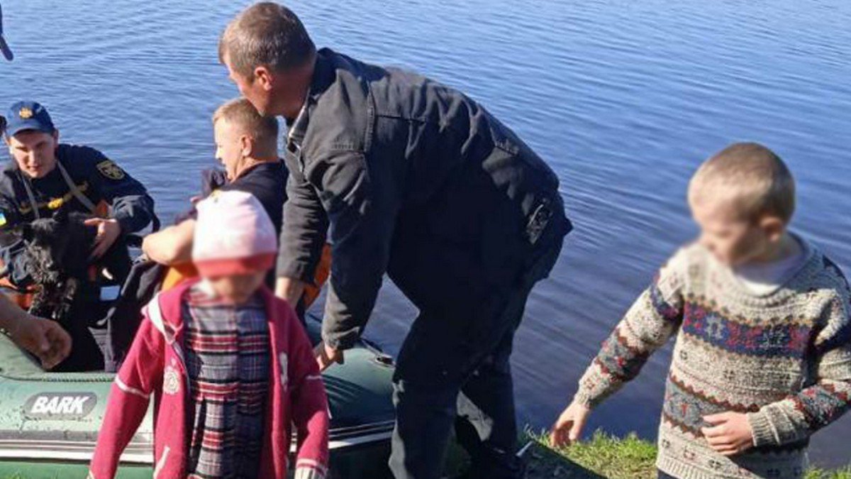 В Хмельницкой области 3 детей на деревянной лодке унесло на середину реки: на место вызвали спасателей