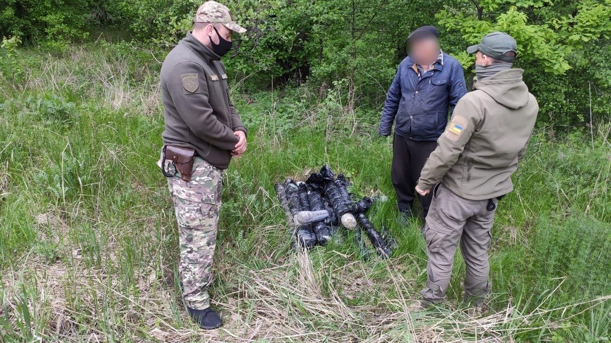 В Луганской области двое мужчин пробирались через минные поля за рапирами для фехтования