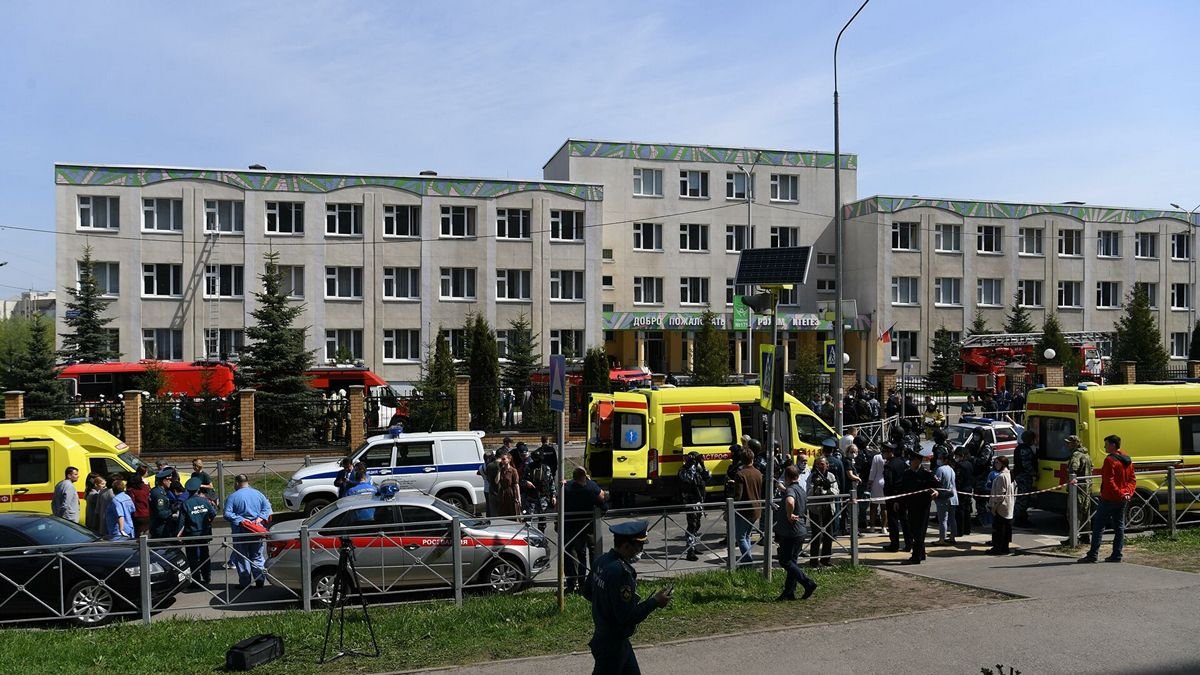 Діти стрибали з вікон, щоби врятуватися: у Казані двоє людей відкрили стрілянину в школі