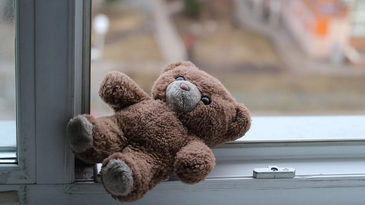 У Львові 2-річна дівчинка випала з вікна на 8-му поверсі - її п'яна матір спала у сусідній кімнаті