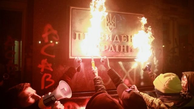 Поджог таблички «Президент Украины»: двум участникам акции возле ОП изменили меру пресечения