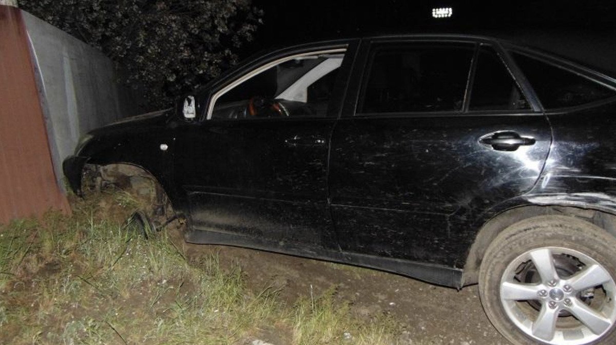 Пьяный сотрудник СТО в столице украл Lexus клиента и разбил его