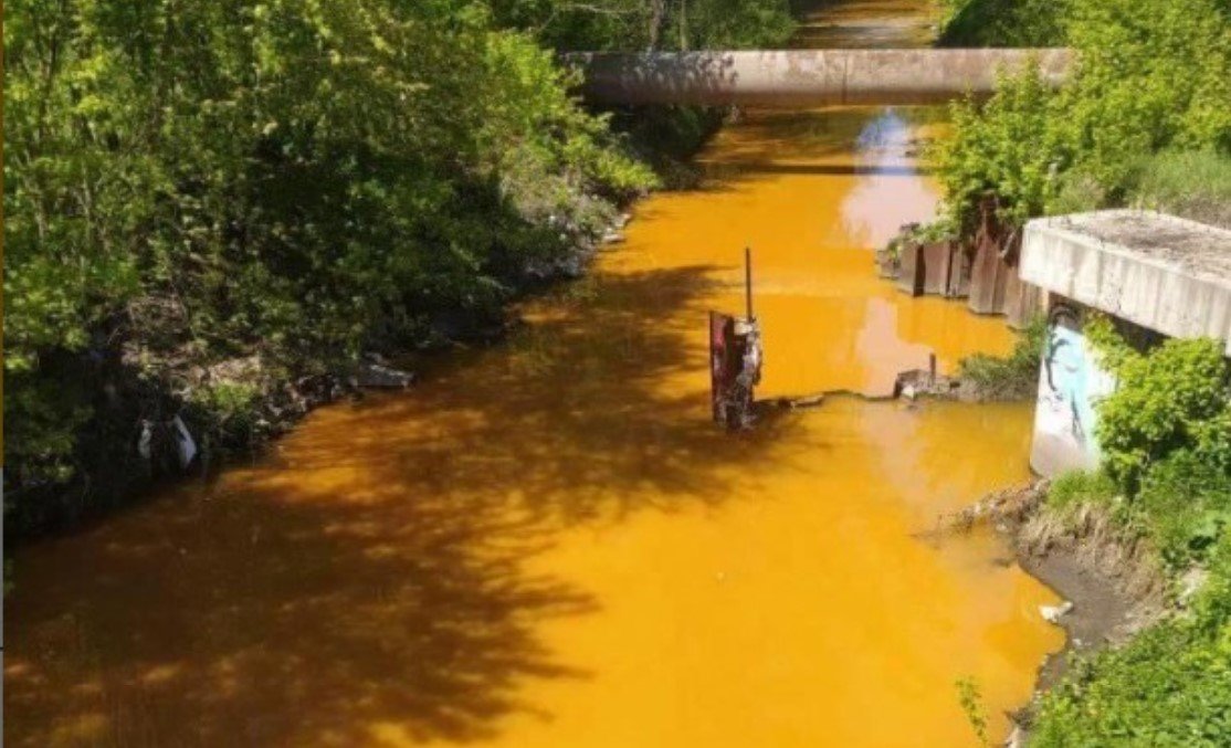 У Києві вода в річці Либідь різко стала жовтою: у КМДА взяли проби