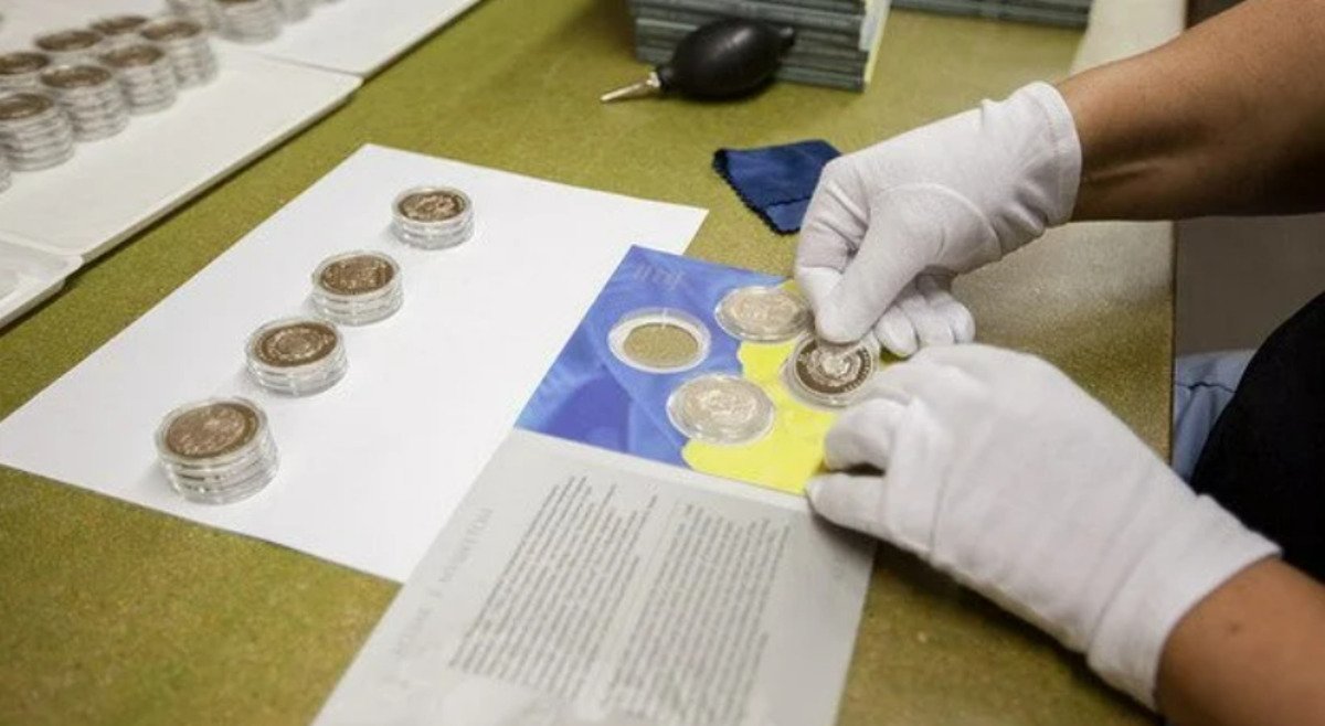 НБУ вводит в оборот сразу две памятные монеты