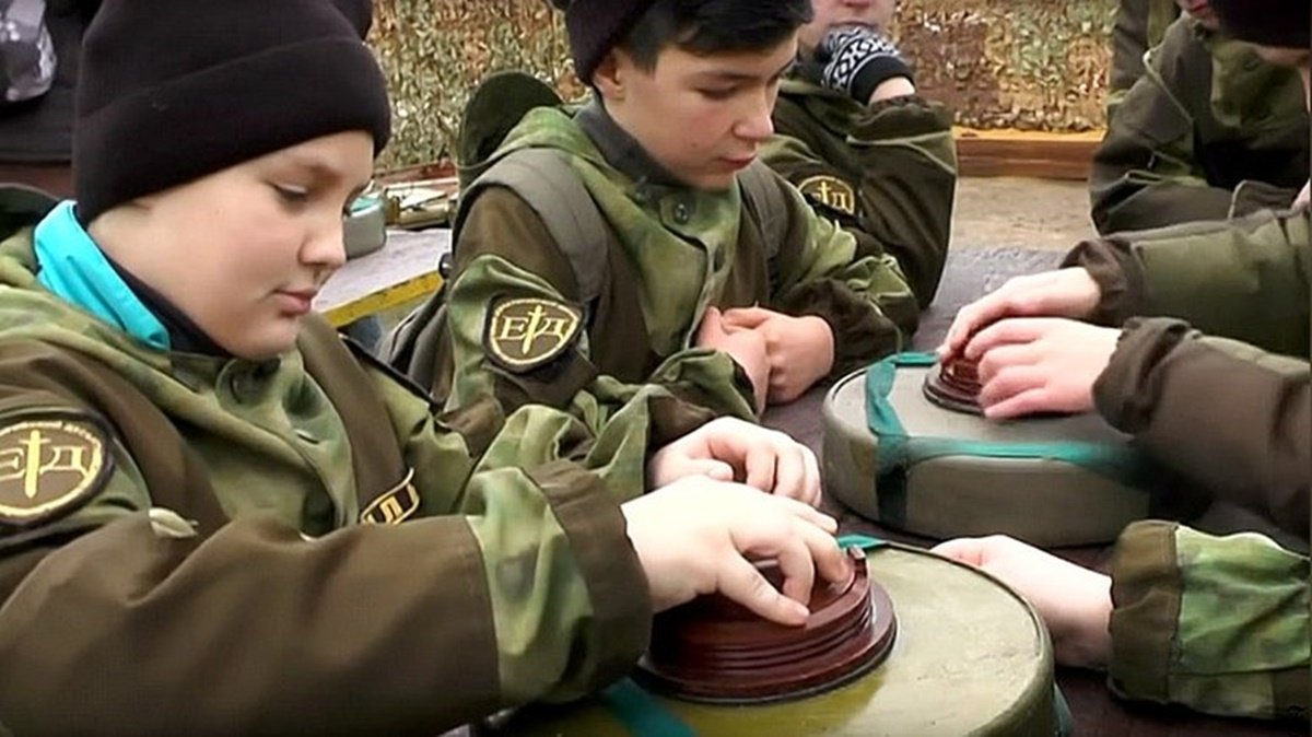 Террористы РФ вербуют и учат детей воевать на оккупированных территориях Украины