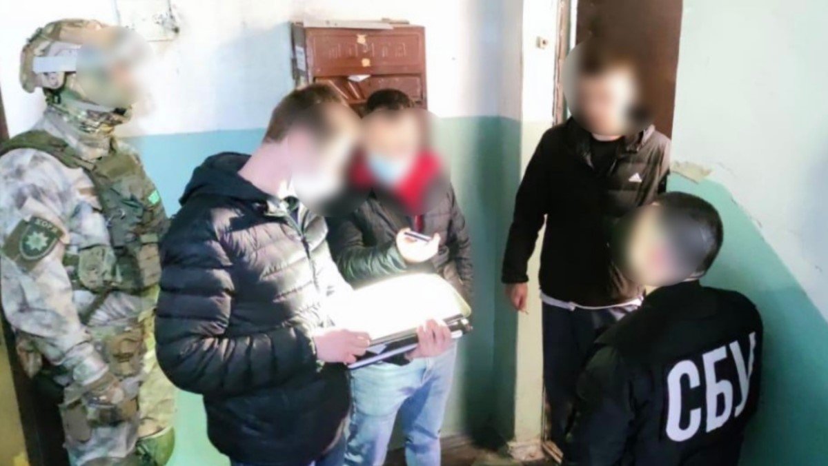 Листовки с угрозами на Закарпатье: двум фигурантам назначили домашний арест