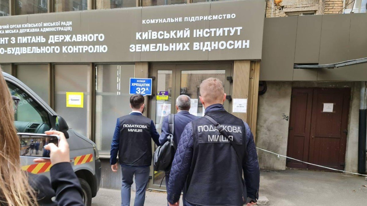 В Киеве силовики проводят обыски в помещениях КГГА и частного предприятия