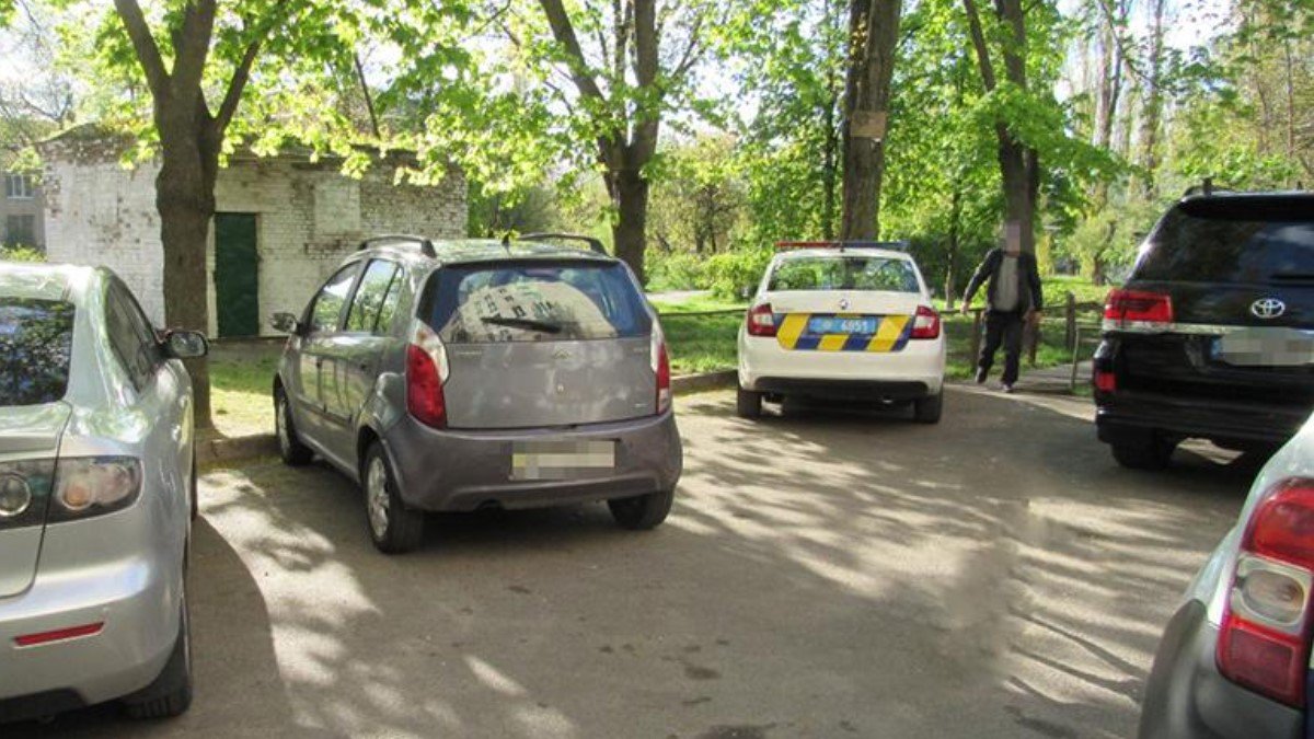 У Києві чоловік напав з ножем на людей, які зробили зауваження з приводу його собаки