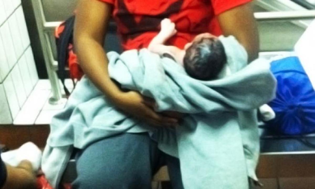В Киеве беременная родила в метро: мама и ребенок чувствуют себя хорошо
