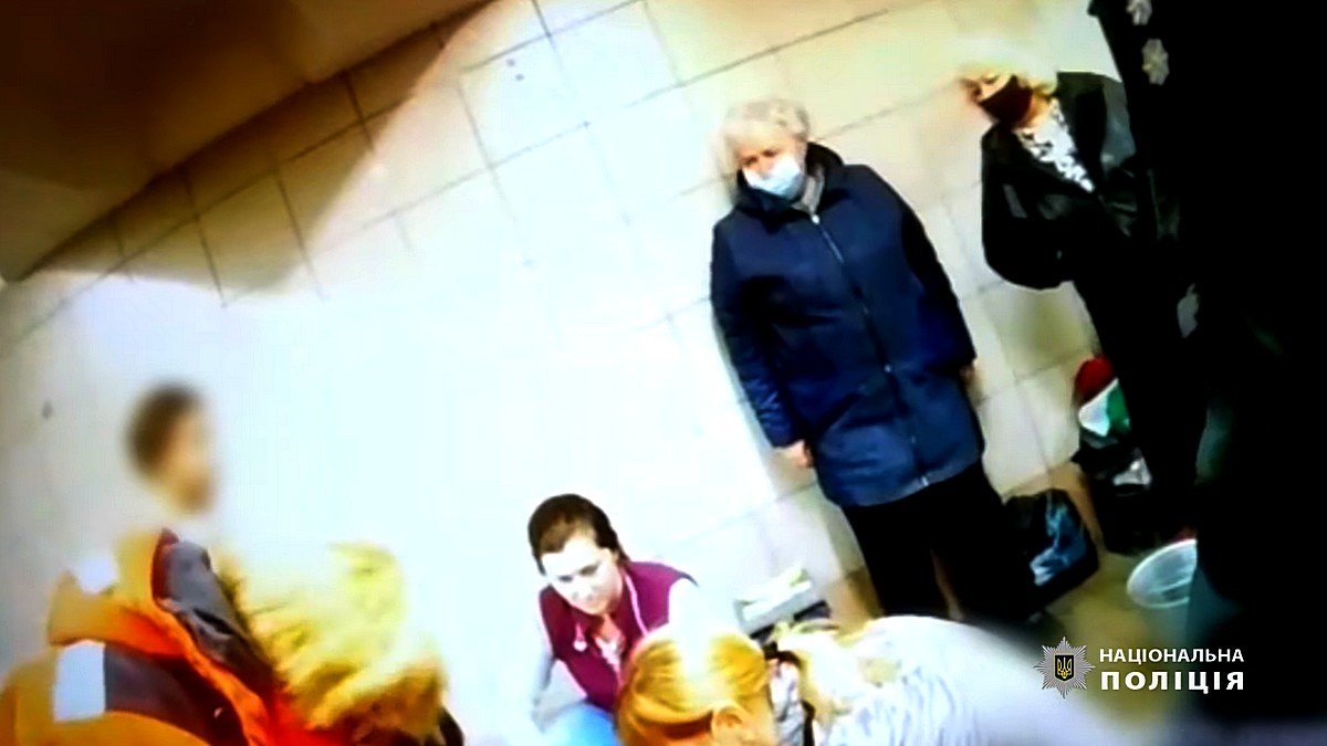 В Киеве женщина родила мальчика в переходе к станции метро «Лесная»: видео с бодикамер полицейских
