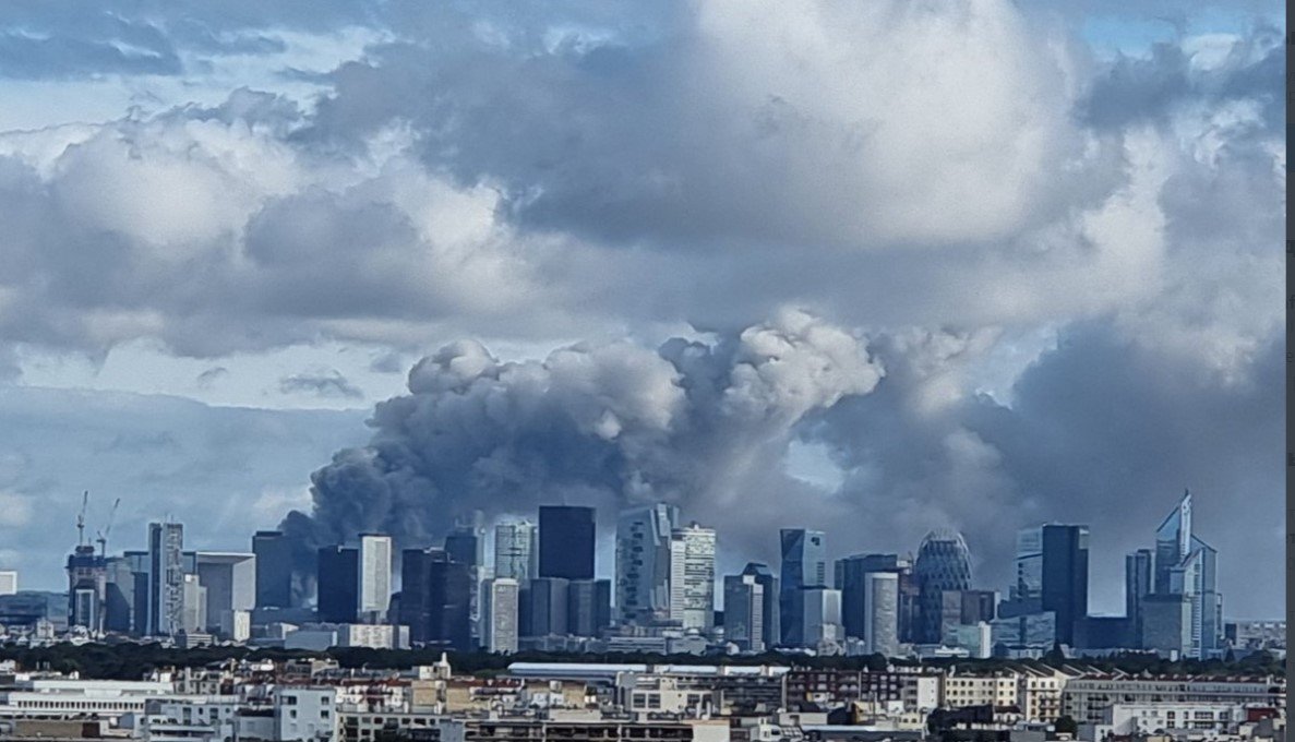 Под Парижем пылает химический завод, дым виден за километры