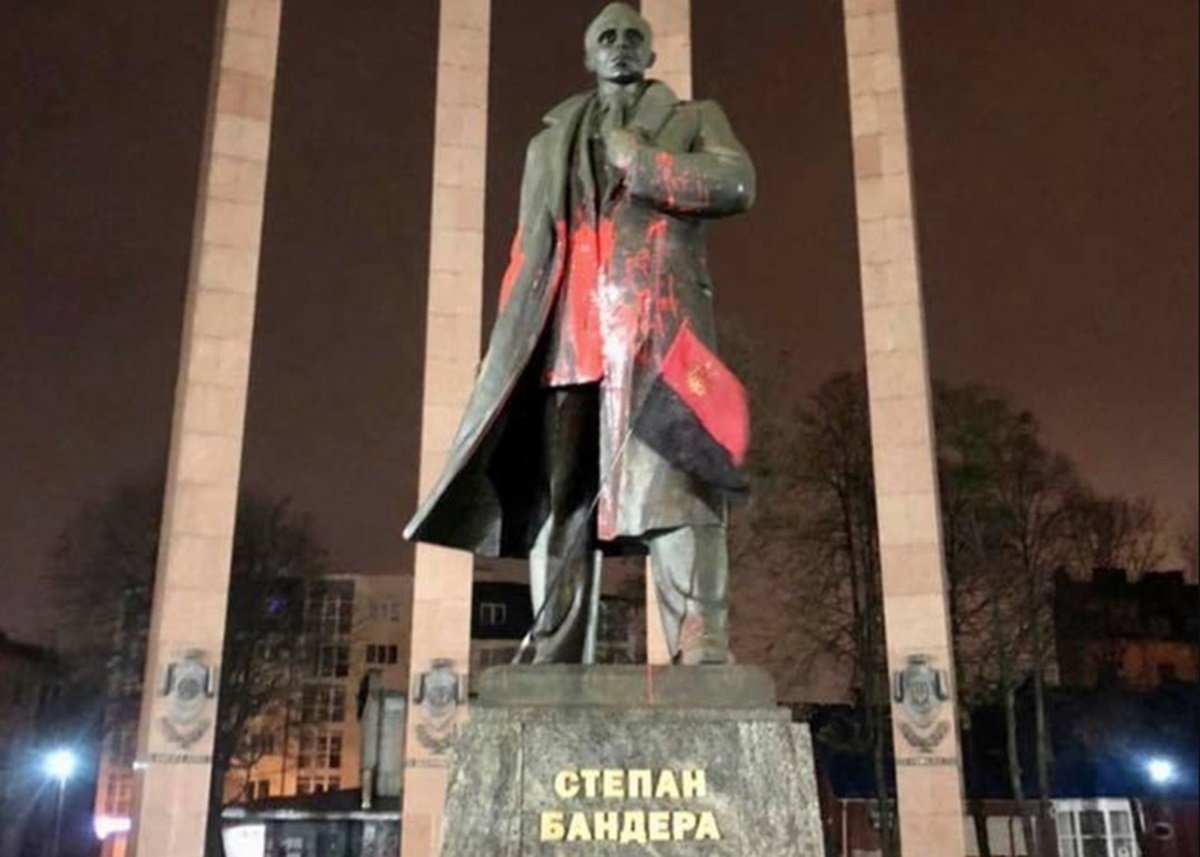 У Львові студент за дві тисячі гривень облив фарбою пам'ятник Бандері: що вирішив суд