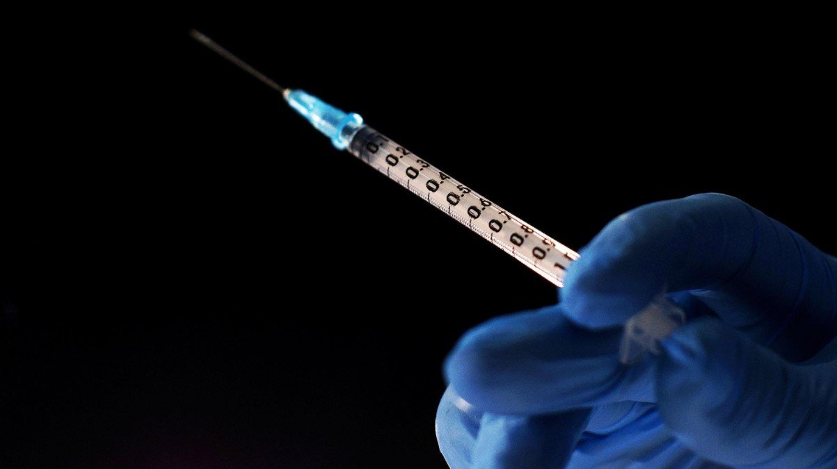 В Германии в аэропорту врач прививал туристов самодельной COVID-вакциной