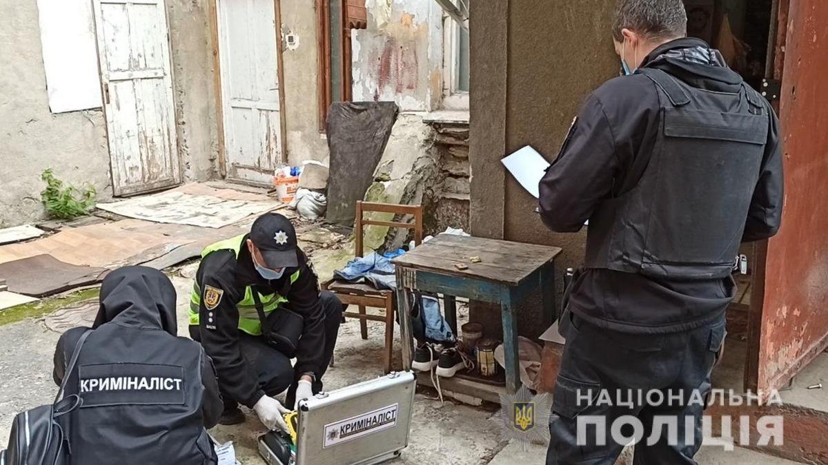 В Одессе парень задушил ремнём 60-летнего мужчину и спрятал тело в диван. На следующий день он вернулся и обокрал его квартиру
