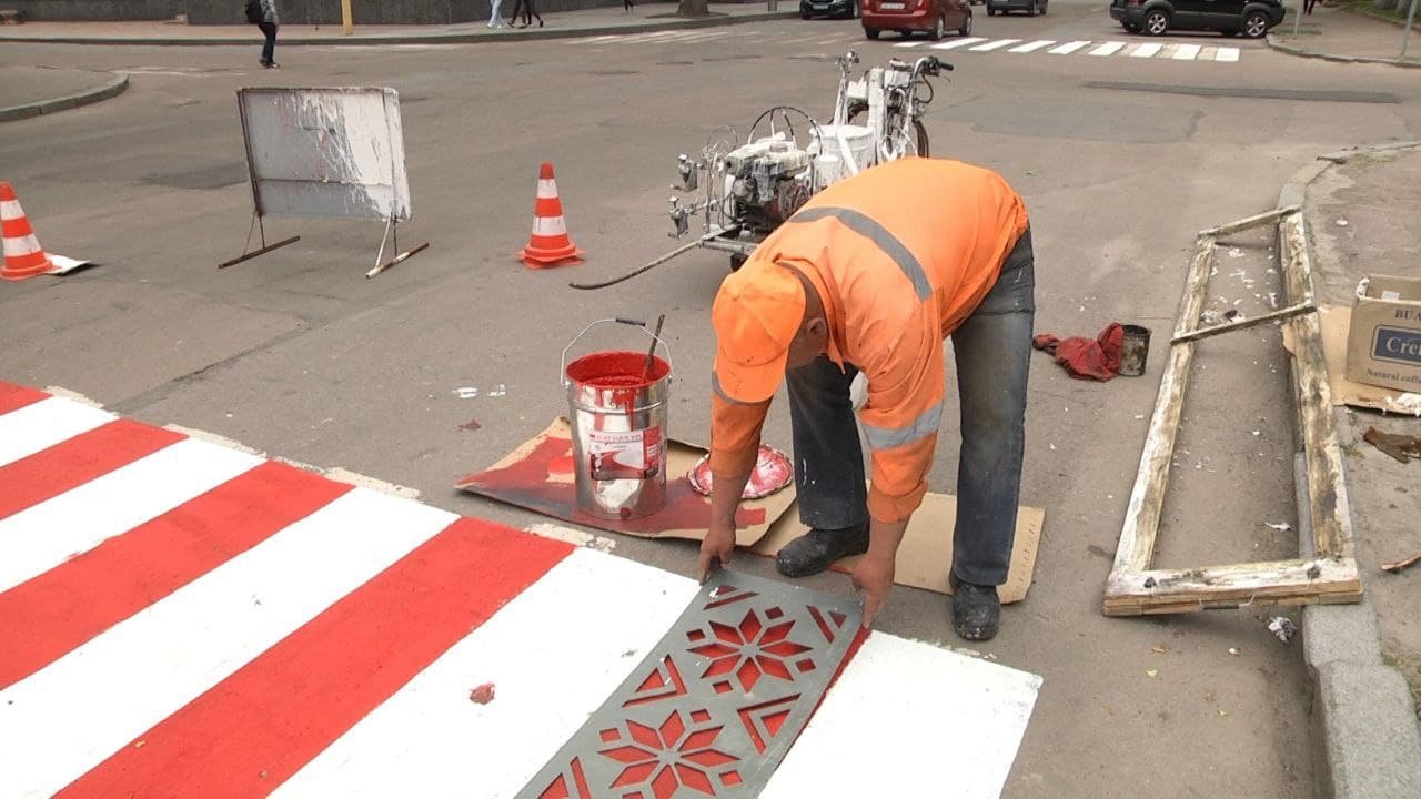 В Житомире украсили «вышивкой» пешеходный переход