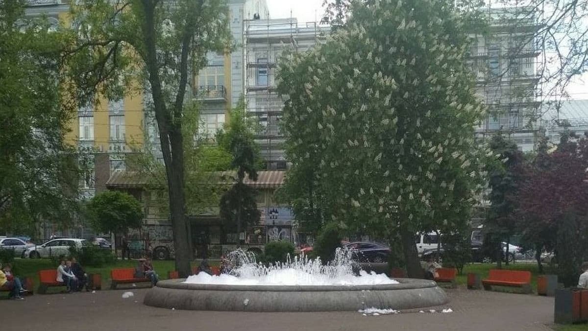 В Киеве налили моющее средство в фонтан на Контрактовой площади