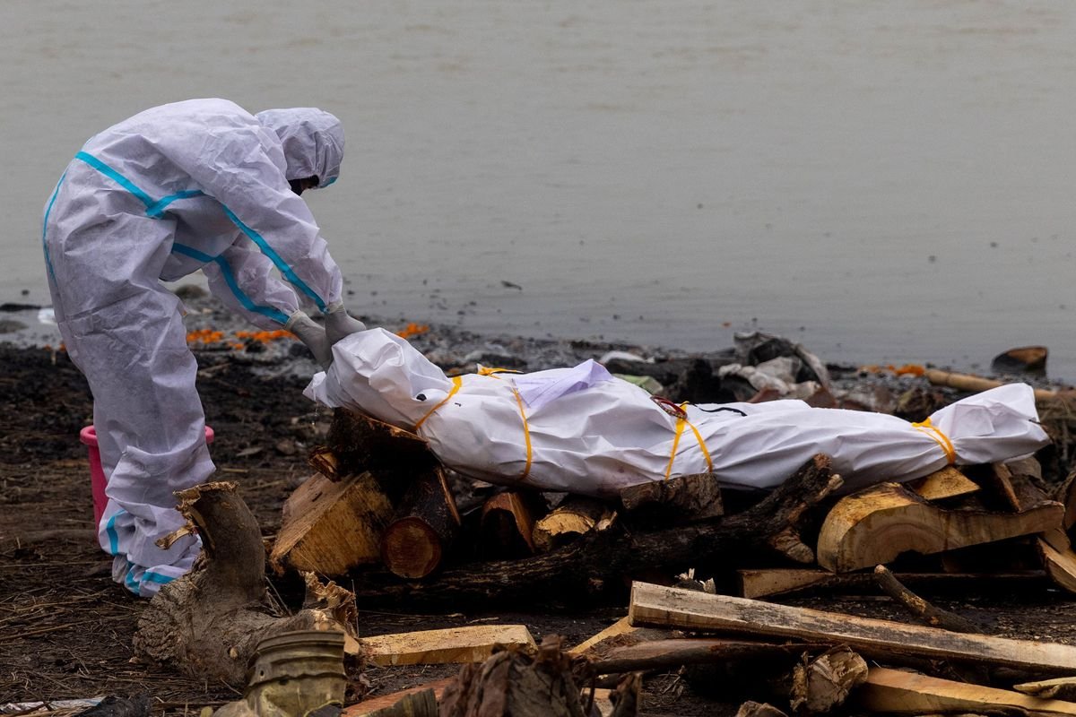 В Індії тіла хворих на коронавірус скидали до річок