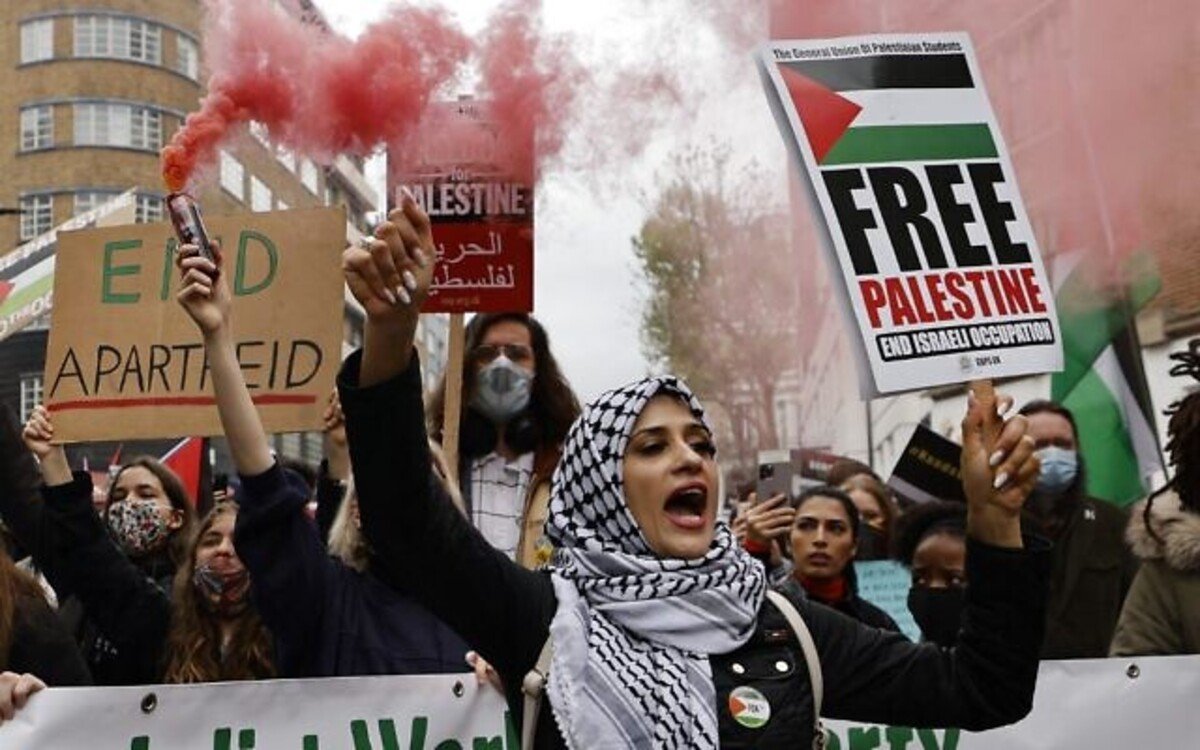 Порвали флаги Израиля: в Париже, Лондоне и Берлине прошли акции в поддержку Палестины
