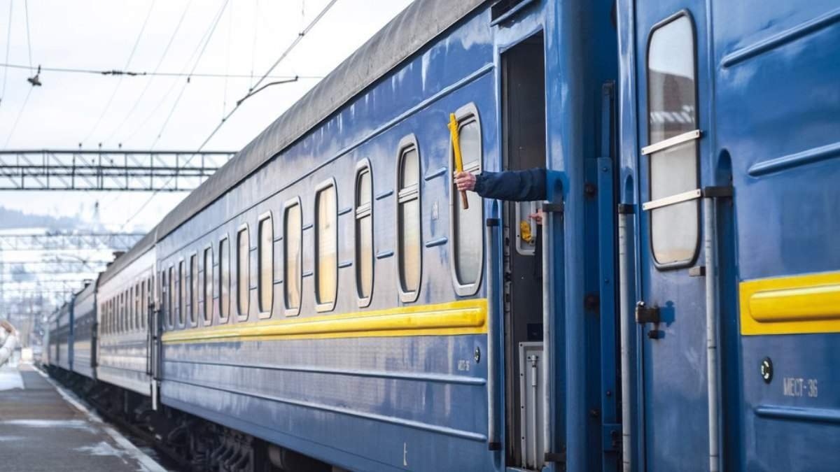 Из-за обстрелов в Харьковской области ранены два проводника поезда: их состояние