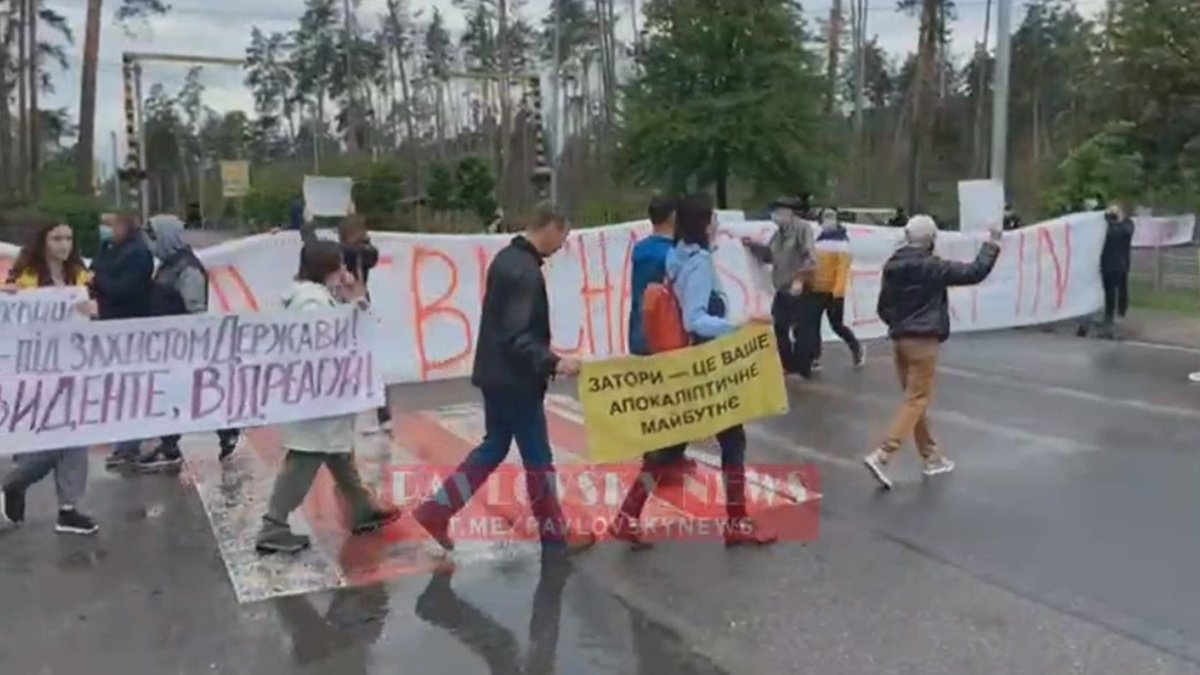 В Киевской области протестующие перекрыли Варшавскую трассу: что требуют