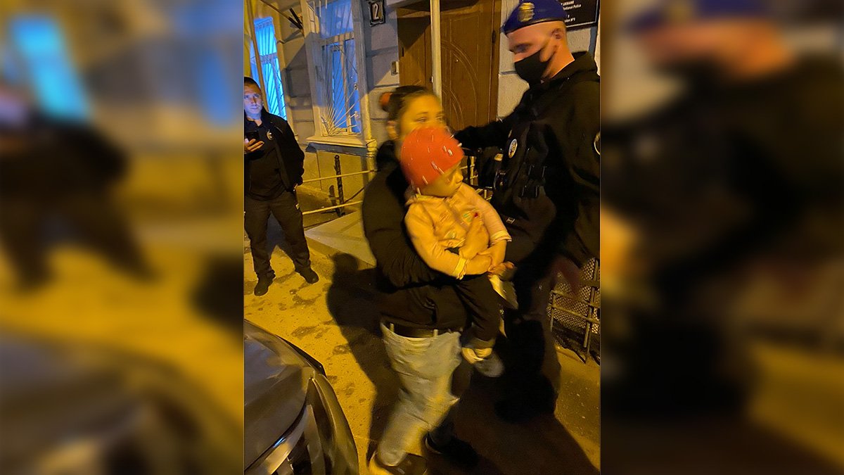 В Одессе два испуганных и голодных ребёнка просили о помощи соседей. Их вытаскивали через форточку