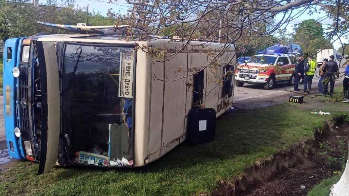 У Рівненській області перекинувся автобус з двадцятьма пасажирами: є постраждалі
