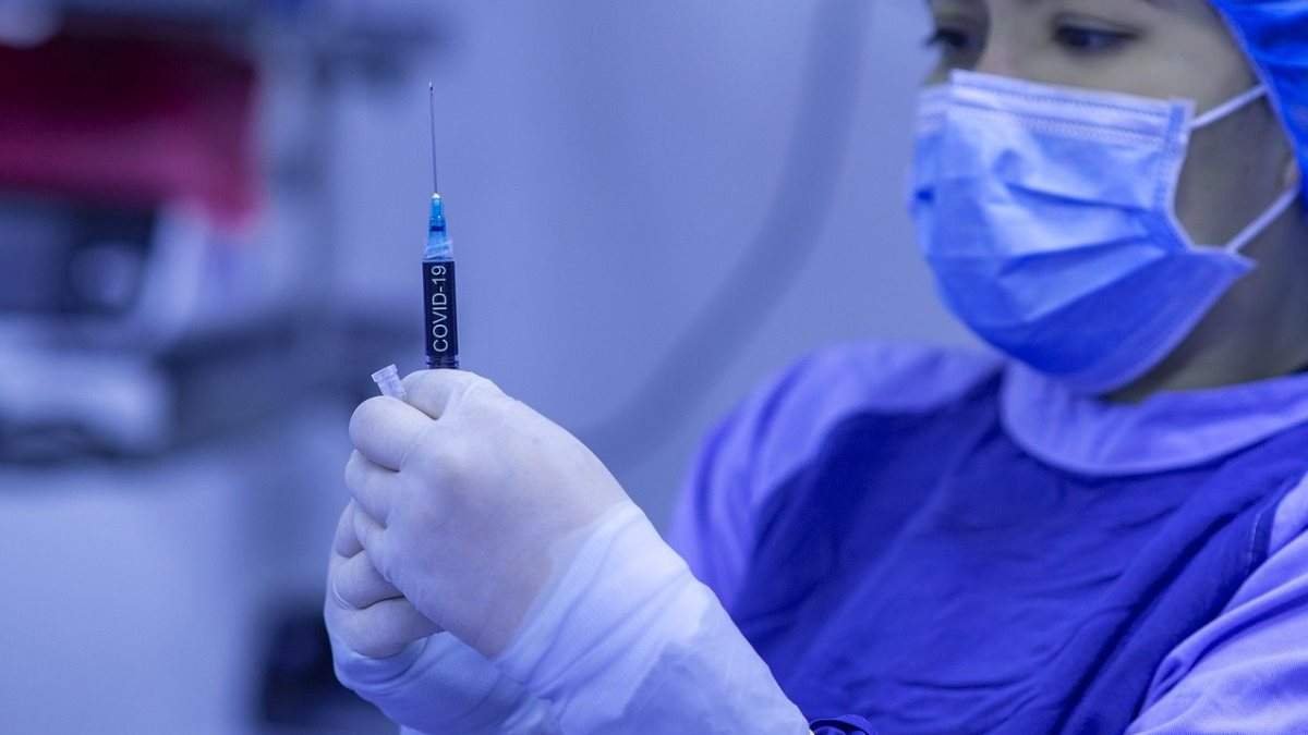 В Украине за сутки COVID-прививку получили более 76 тысяч человек