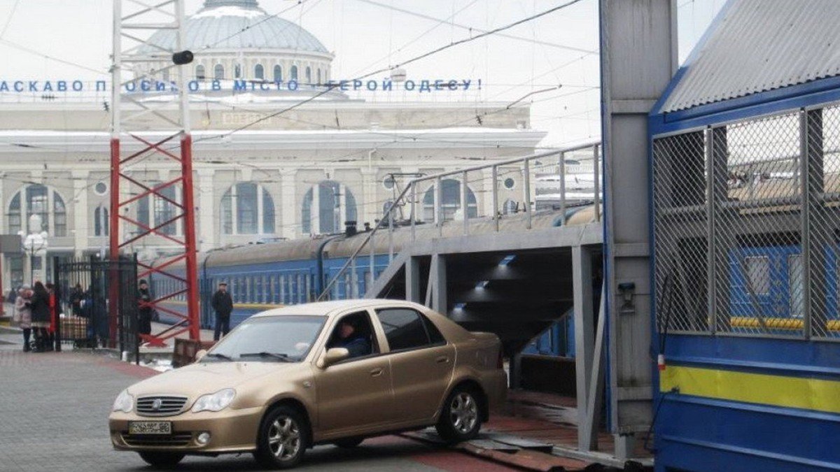В Украине можно путешествовать на поезде со своим автомобилем: где и как это работает