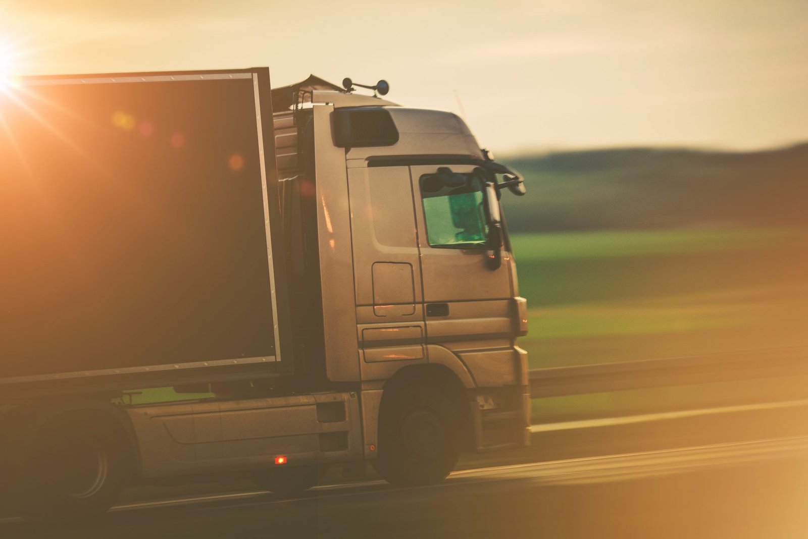 В Україні з 1 червня обмежать рух вантажівок: причина