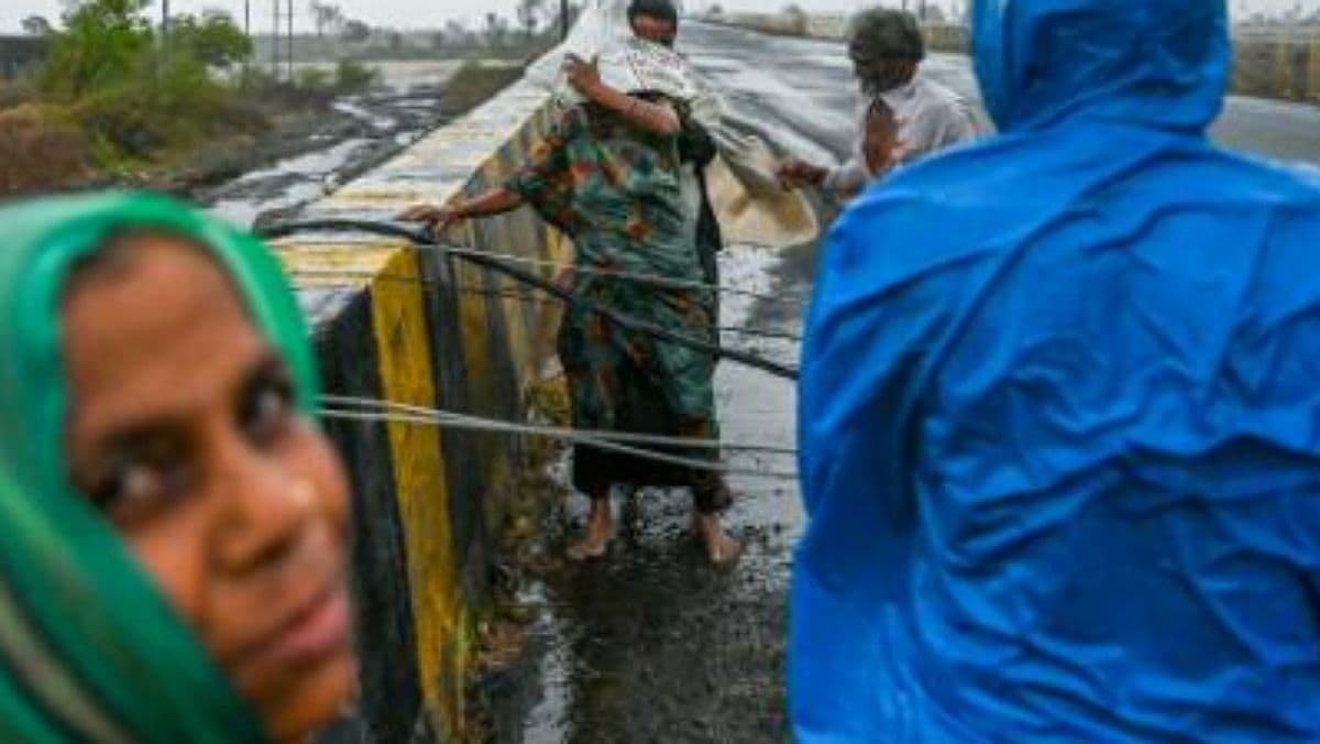В Индии из-за мощного урагана погибли минимум 40 человек