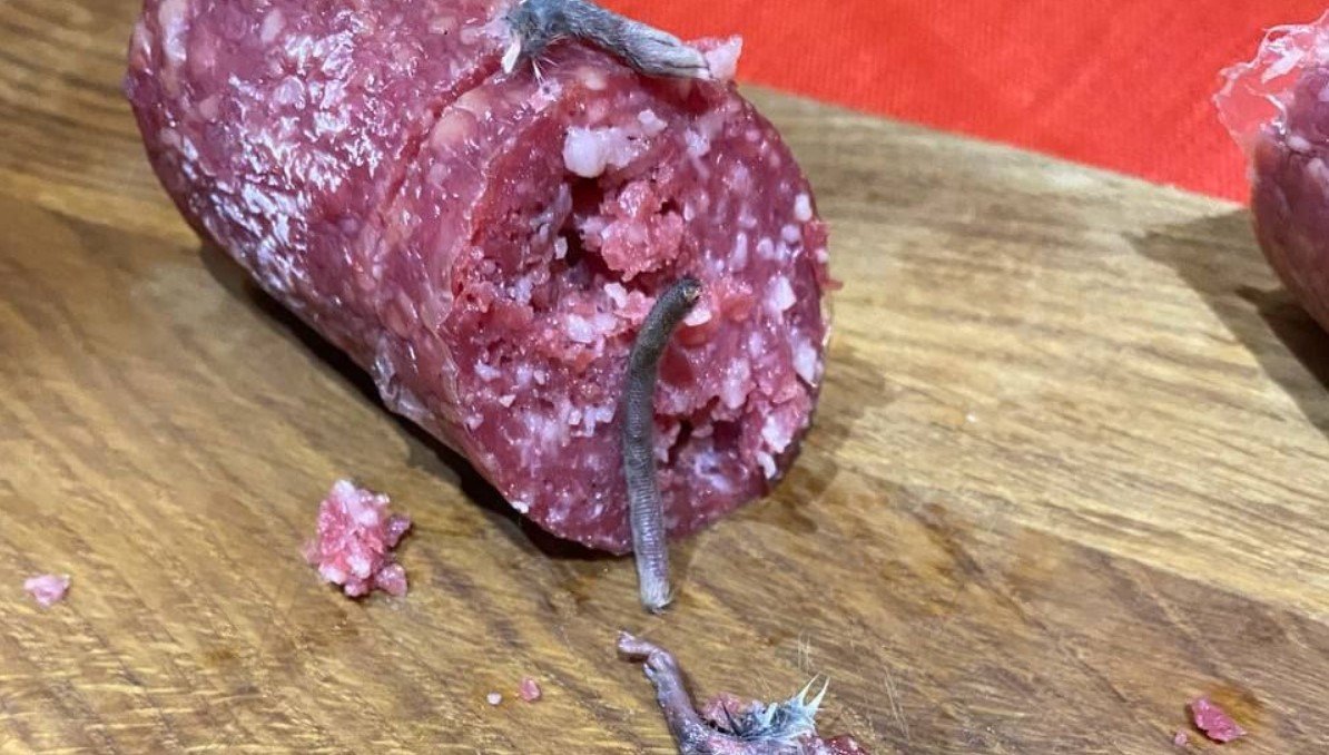Житель Житомира нашел в колбасе крысиные хвост и лапу