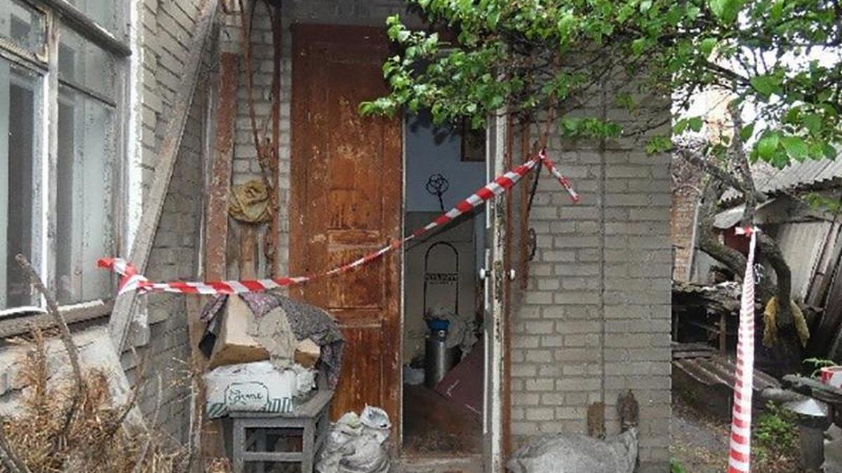 В Запорожье двое парней хотели ограбить частный дом. Когда дедушка дал отпор — убили его