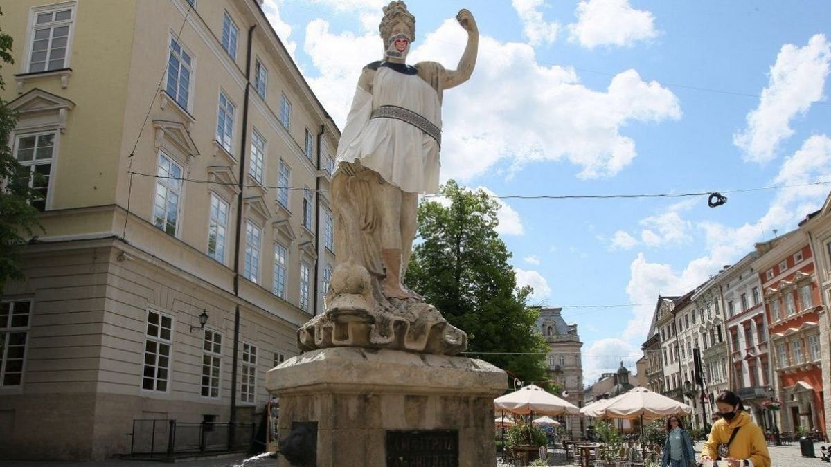 У Львові скульптури античних богів вбрали у вишиванки