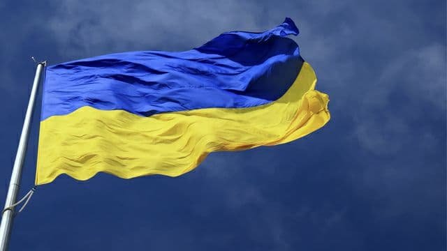 В Киеве мужчина порвал флаг Украины: ему сообщили о подозрении