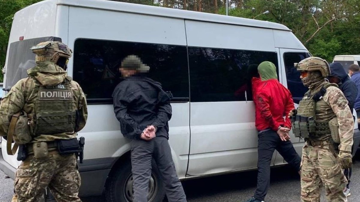 В Україні затримали банду, яка скоювала розбійні напади й катувала людей праскою
