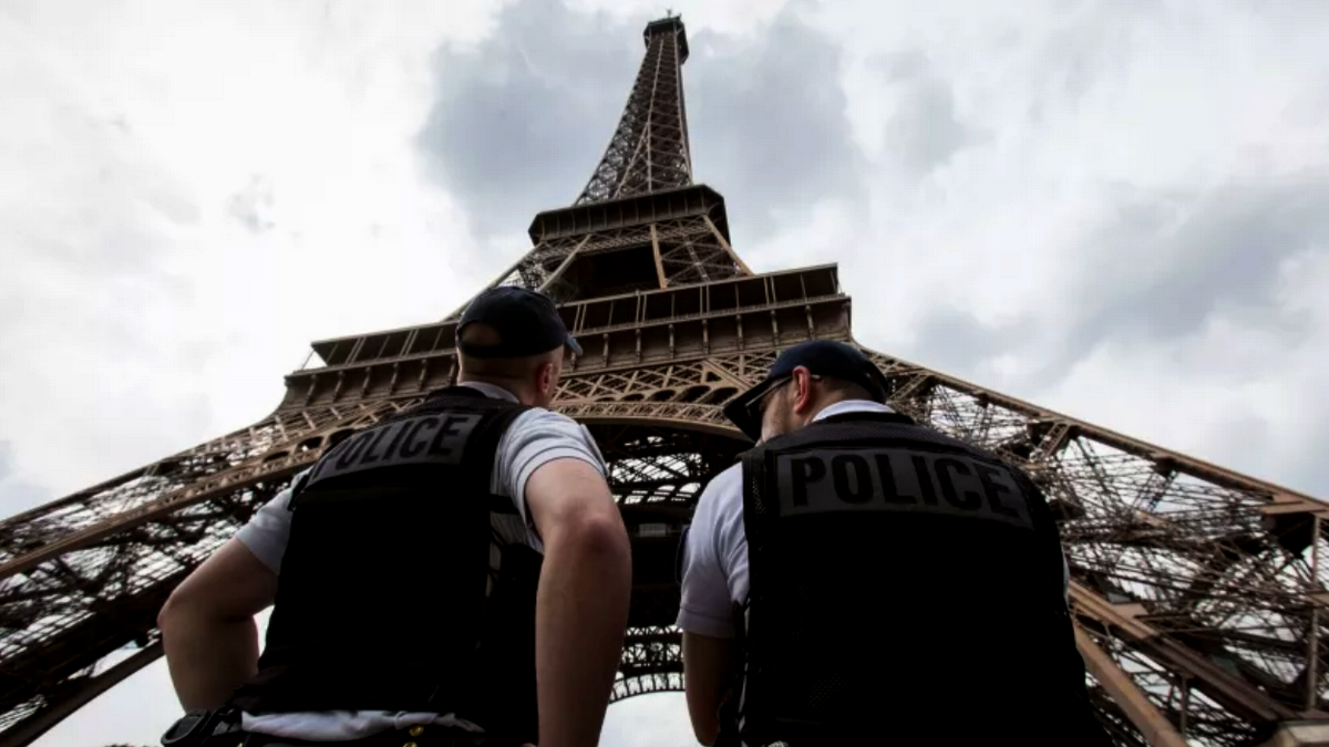 Эйфелева башня в Париже «выходит» из карантина