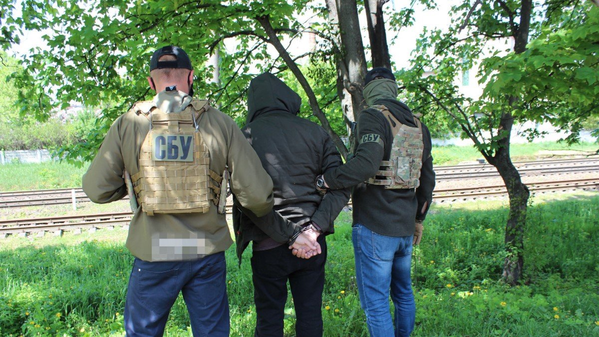 Силовики затримали російського агента під час фотографування колони техніки українських військових