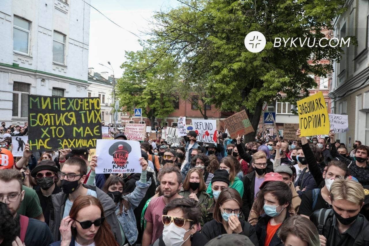В Киеве проходит акция против «полицейского сафари». Причиной стало избиение художника
